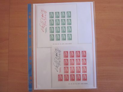 Une pochette avec des feuilles d'exposition...