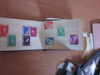 Une boîte avec diverses pochettes et enveloppes...