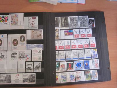 Un carton avec 5 classeurs et une pochette...
