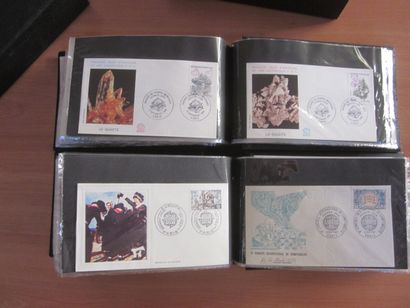 Deux cartons avec 19 classeurs (contenance...