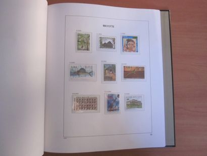 Un album DAVO avec étuis (bon état), un de...