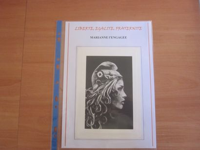Une pochette avec des feuilles d'exposition...