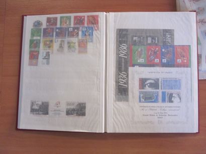 Un classeur avec une pochette incluse (avec...