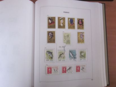 Un carton avec 3 albums DAVO avec étuis (bon...