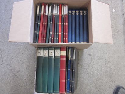 Deux cartons avec 27 classeurs de TP avec...