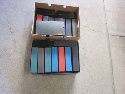 Deux cartons avec 19 classeurs (contenance...