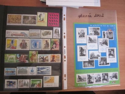 Un carton avec 5 classeurs et une pochette...