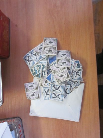 Une boîte avec un vrac de TP divers pays....