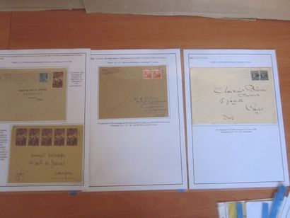 Deux pochettes, l'une avec des gravures émises...
