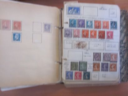 Un carton avec 11 classeurs ou albums avec...