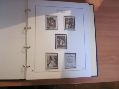 Un carton avec un ensemble de 5 collections...