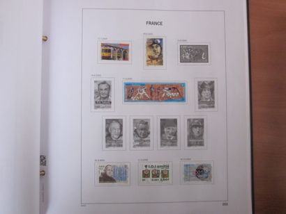 Un carton avec 3 albums DAVO avec étuis (bon...