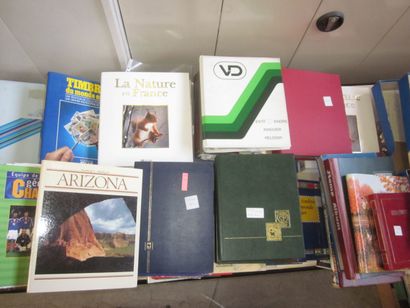 Six cartons avec 48 albums ou classeurs TP...