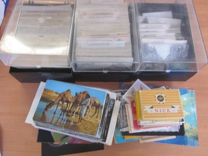 Un carton avec des CP modernes et des reproductions....