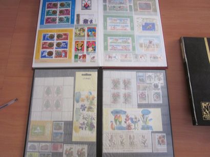 Deux cartons avec 27 classeurs de TP avec...