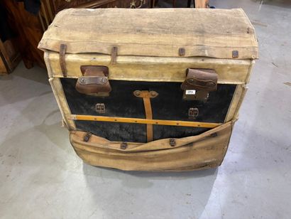 Belle malle de voyage en osier garnie intérieurement...