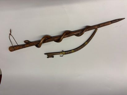 Canne de poilus.
En bois sculpté à motif...
