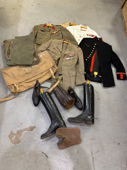 Fort lot d’effets militaires comprenant notamment...