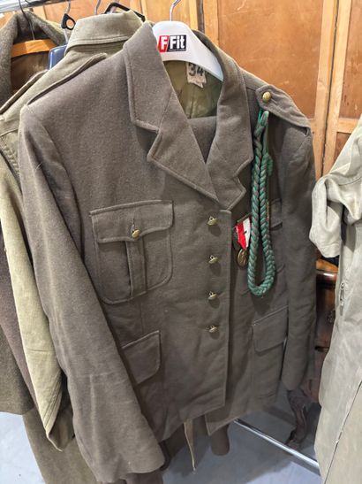 Lot de vêtements militaires français entre-deux...