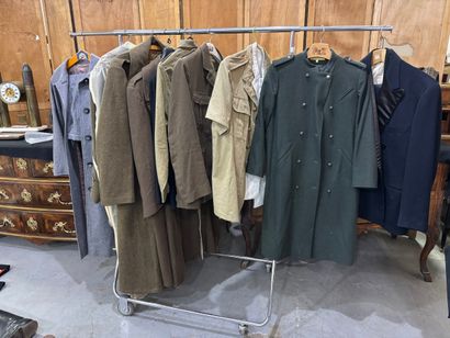 Lot de vêtements militaires français entre-deux...