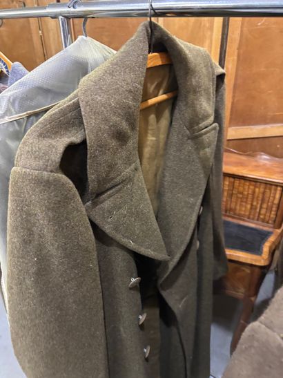 Lot de vêtements militaires français entre-deux...