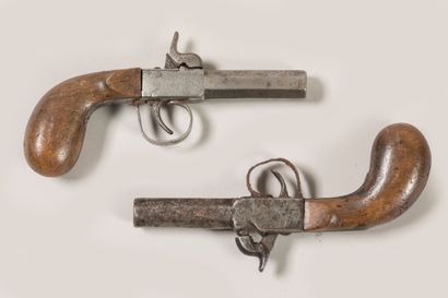 Deux pistolets à percussion type coup de...