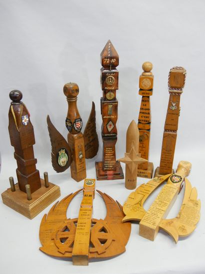 Lot de 8 quilles militaires en bois, XXème...
