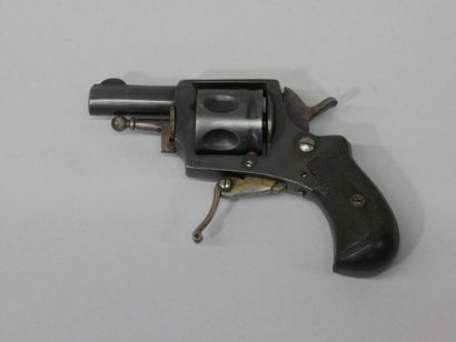 Revolver type Bulldog.
Cinq coups à chargement...