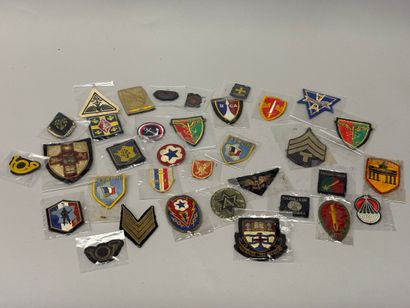Lot d’insignes tissu dont 2ème DB, forces...
