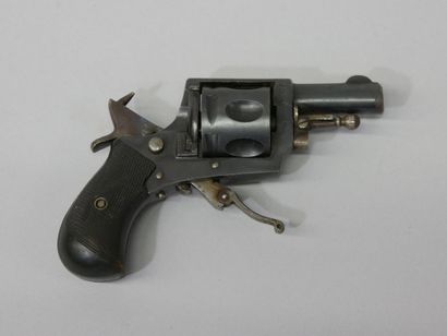 Revolver type Bulldog.
Cinq coups à chargement...