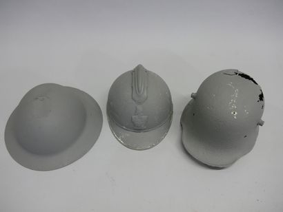 Lot de 3 épaves de casques (français 1915,...