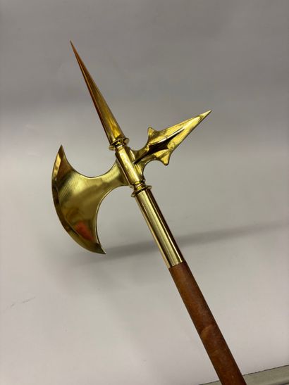 Hallebarde, porte drapeau.
Laiton et bois.
Longueur...