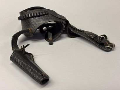 Holster pour revolver et couteau Bowie.
On...