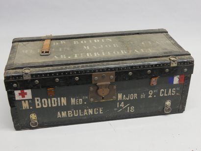 Belle malle militaire marquée sur le couvercle...