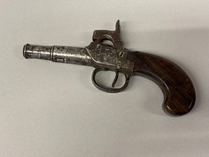 Petit pistolet coffre à percussion.
Système...