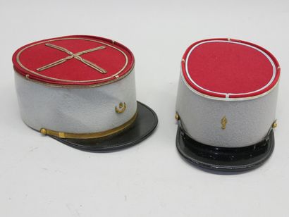 Lot de 2 képis modèle 31 des compagnies sahariennes.
Expert...