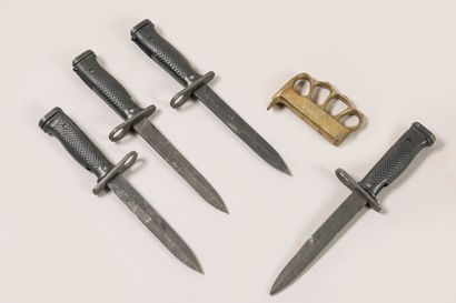 Lot de 4 baïonnettes USM8 sans fourreaux....