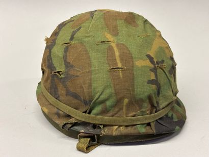 Casque US, type guerre du Vietnam.
Comprenant...