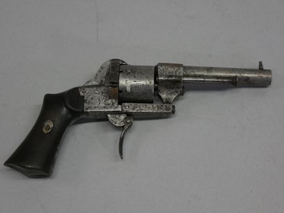Paire de petits pistolets type coup de poing...