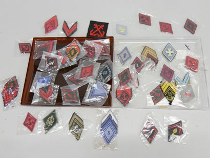 Lot d'insignes d’épaules français, environ...