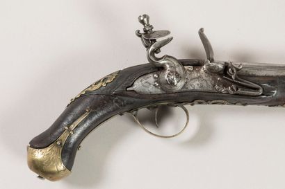 Pistolet d’arçon.
Platine à silex à corps...