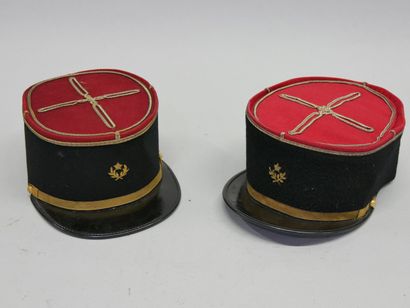 Lot de 2 képis de sous-officier d’administration.
Expert...