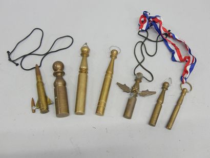 Lot de 7 quilles militaires en laiton, XXème...