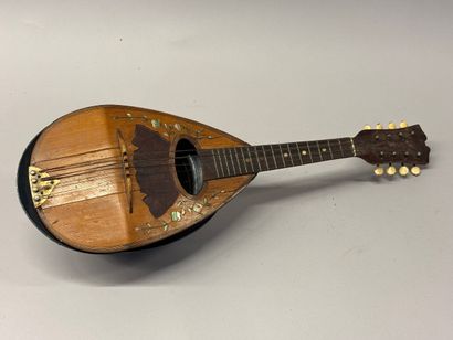 Artisanat de guerre.
Mandoline dont la caisse...