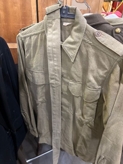 Lot de vêtements militaires français entre-deux...