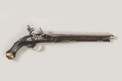Pistolet d’arçon.
Platine à silex à corps...