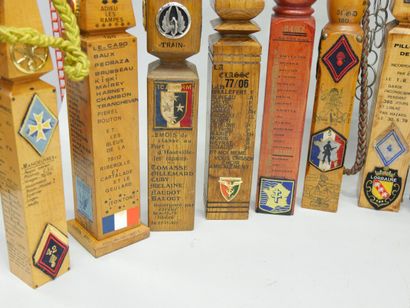 Lot de 13 quilles militaires en bois, XXème...