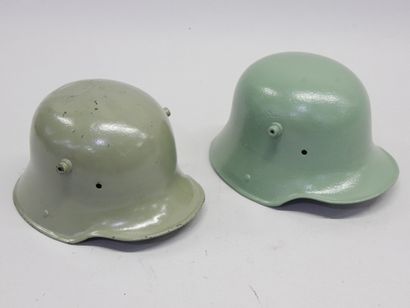 Lot de deux coques de Stahlhelm modèle 16....