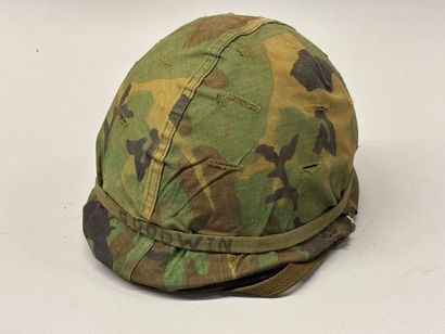 Casque US, type guerre du Vietnam.
Comprenant...