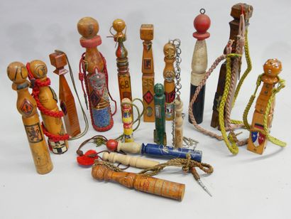 Lot de 16 quilles militaires en bois, XXème...